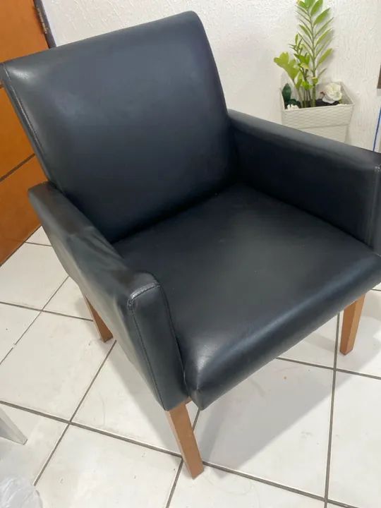Poltrona revestida com couro (com uma pequena avaria no braço direito) - Foto 2