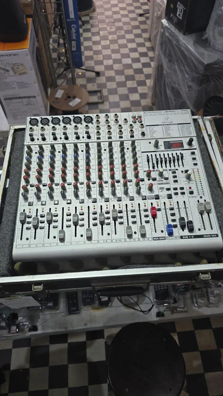 MESA BEHRINGER 14 CANAIS COM CASE  - Foto 2