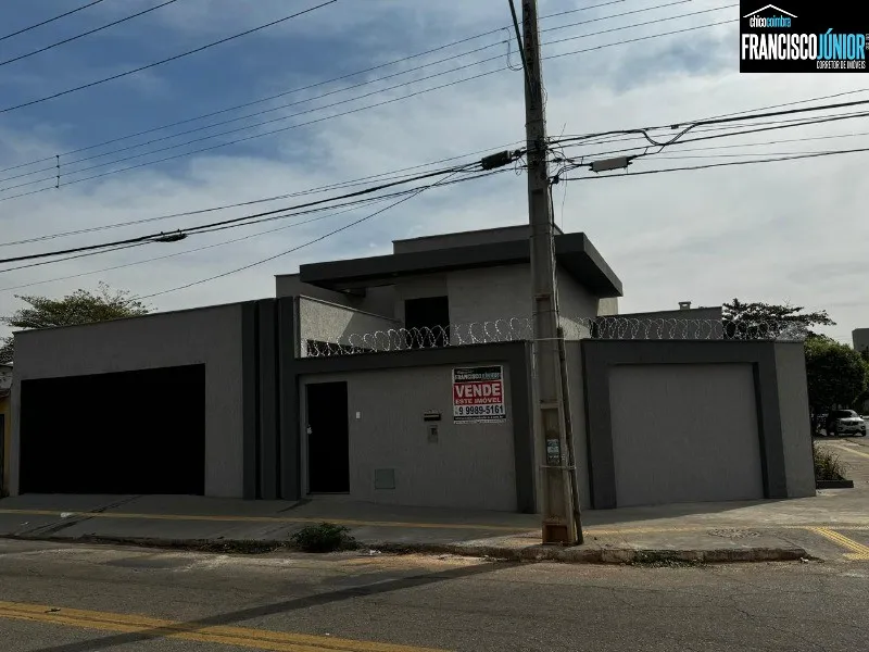 Casa no Setor dos Funcionários, Alto Padrão, Nova, 3 Suítes, 3 Salas, Porcelanato, Linda