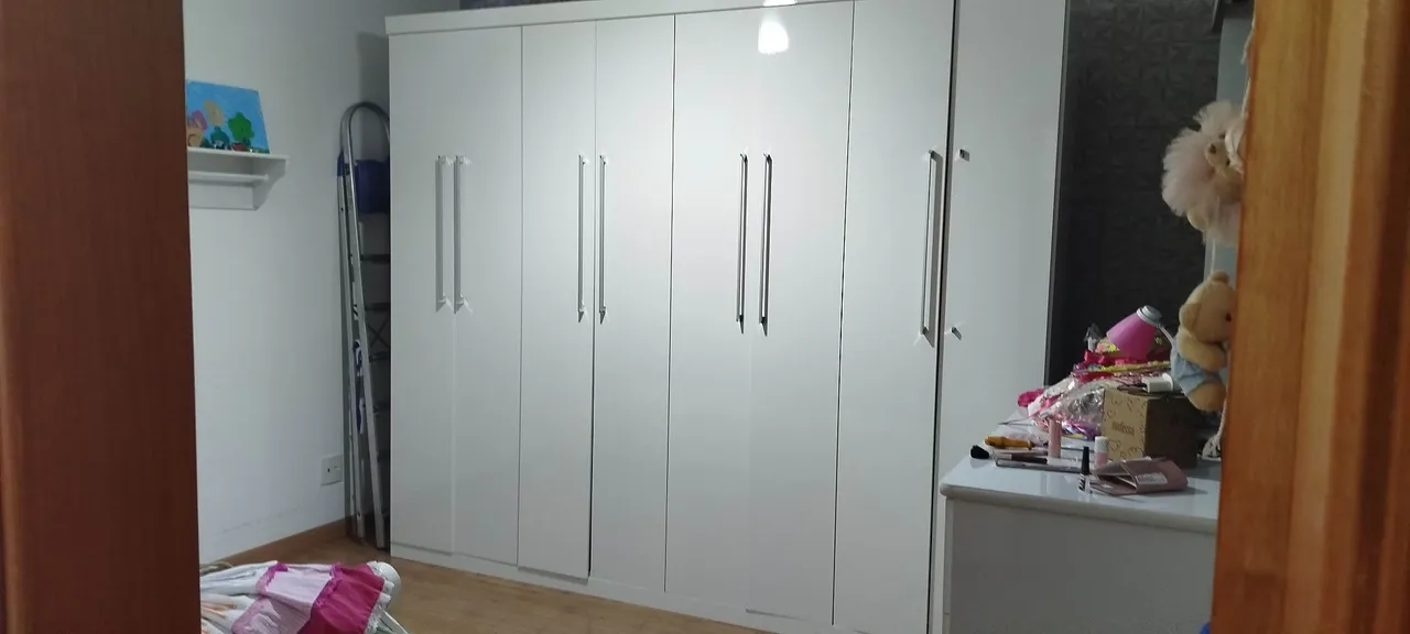 Guarda-Roupa Branco Espaçoso novinho.