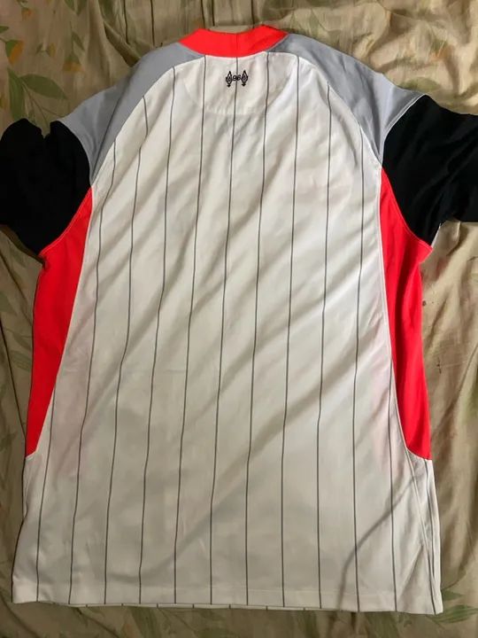 Camisa 4 do Liverpool Nike, modelo 2020/21, tamanho G, usada. - Foto 6