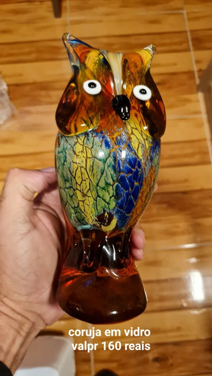 Coruja de vidro colorida para decoração