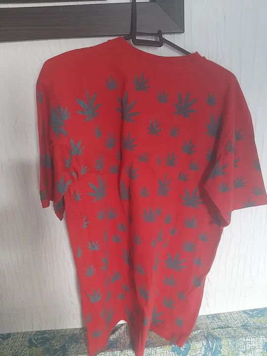 Camiseta Vermelha com Folhas - Foto 2