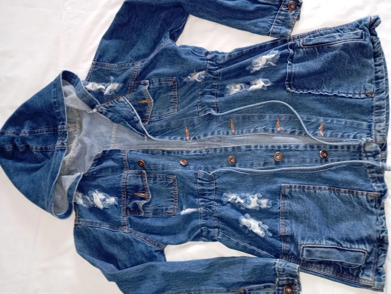 Jaqueta Jeans com Capuz e Detalhes Destruídos - Moderna