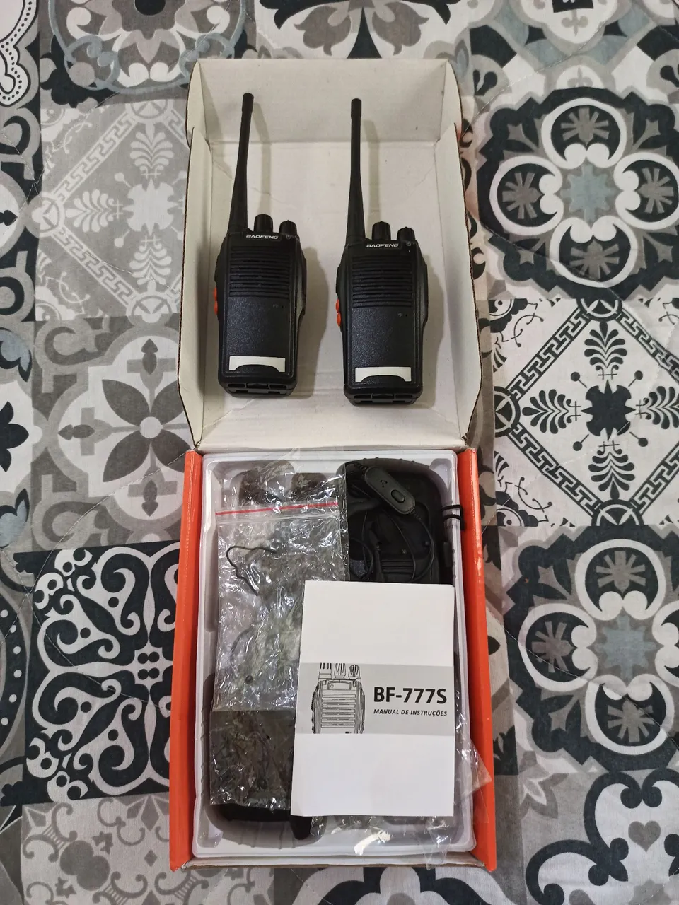Par de Walkie Talkies Baofeng BF-777S