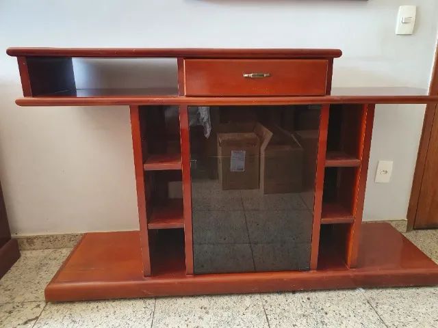 Móvel com cristaleira 