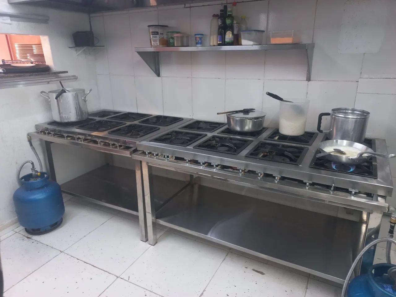 Vendo Pia em aço inox com cubas, mesas, Estantes, coifa com sistema de exaustão  - Foto 4