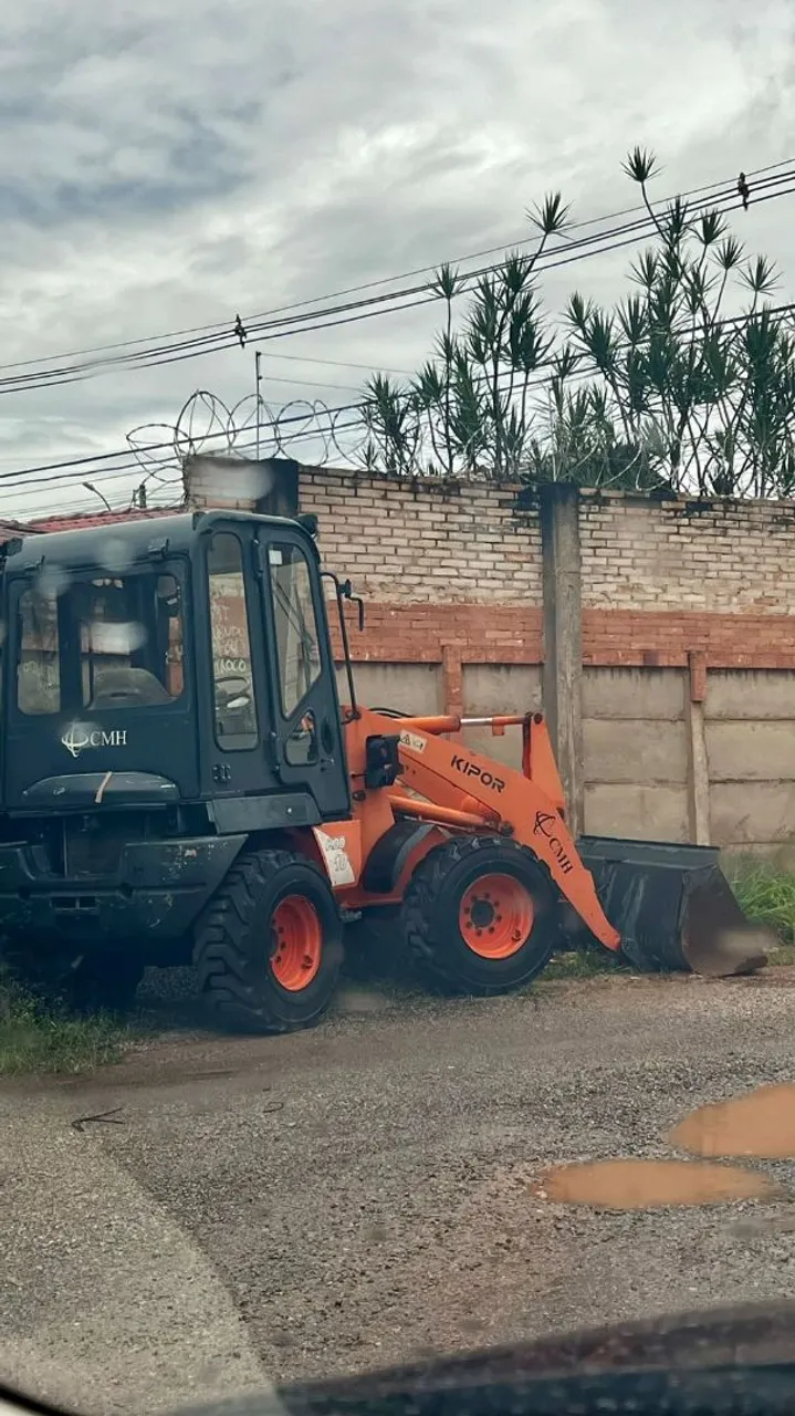VENDO OU TROCO PA CARREGADEIRA KIPOR KDD 10