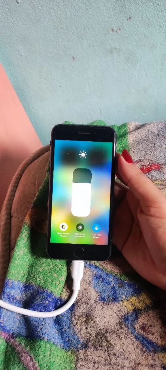 Vendo iPhone 8 normal 64 gb vai caixa.