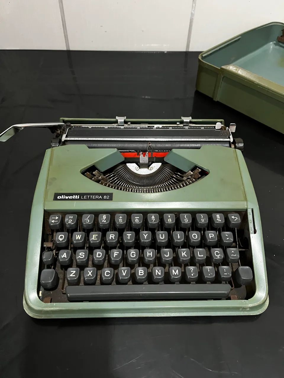 Máquina de escrever Olivetti LETTERA 82 (item decorativo) - Foto 2