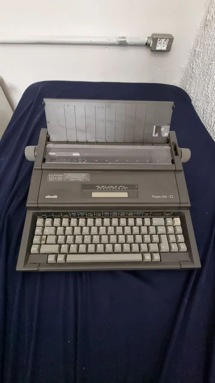 Maquina de escrever Oliveira Práxis 204 - II