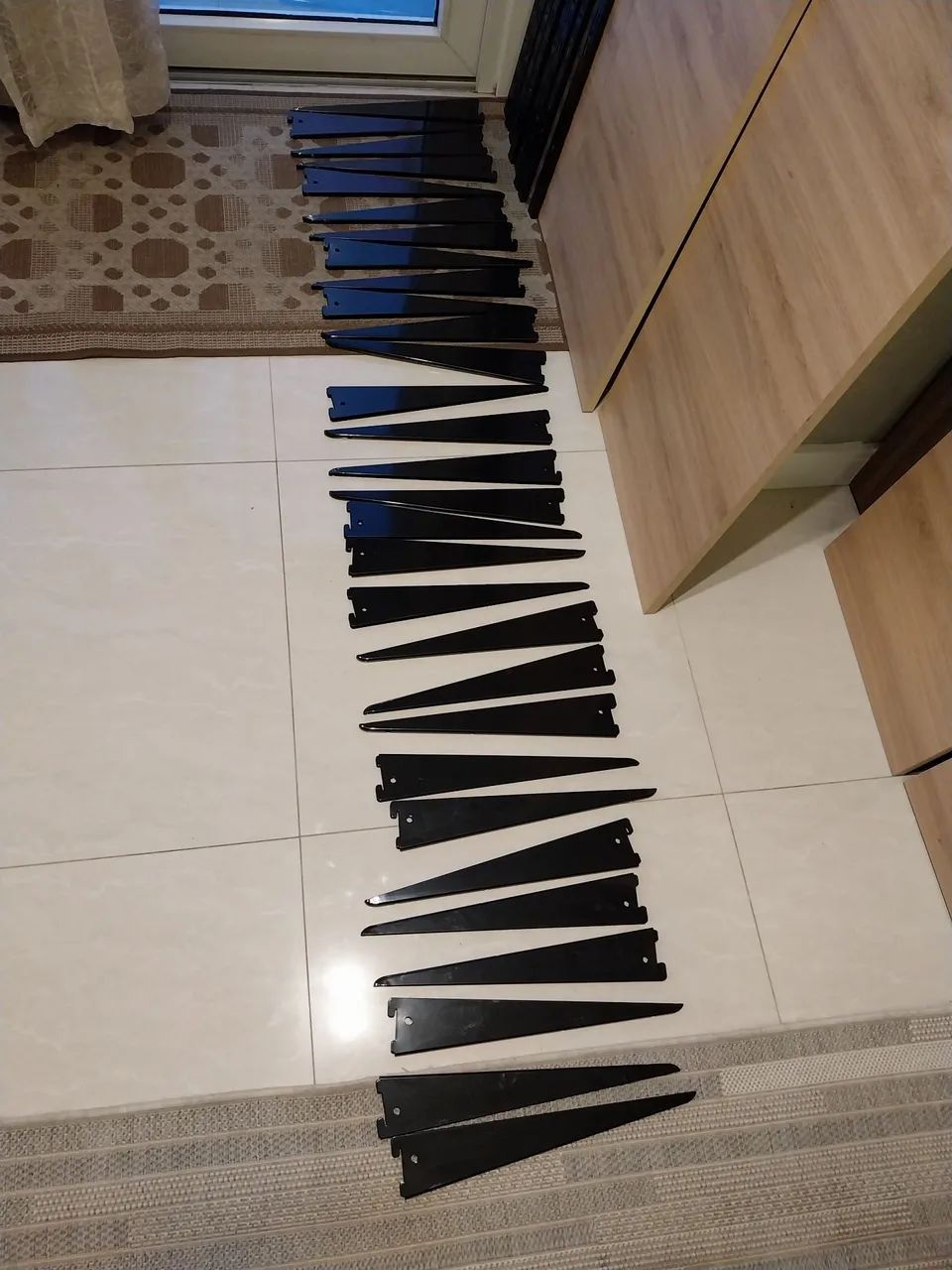 Trilhos e suportes para prateleiras
