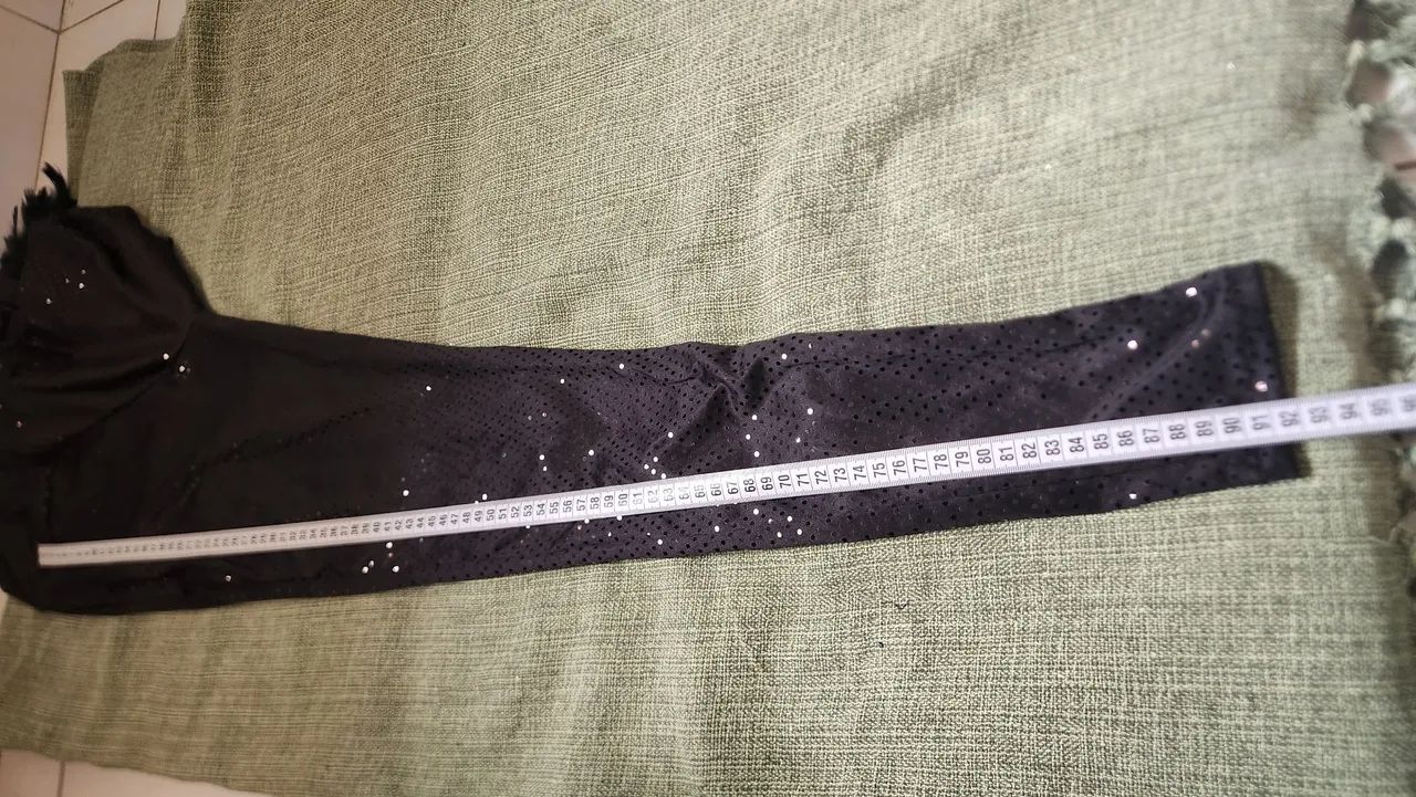Macacão Preto com Detalhes Brilhantes e Penas - Foto 5