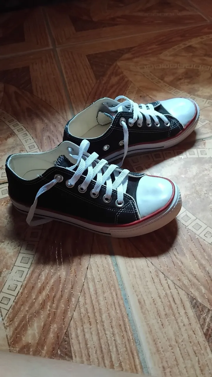 Tênis Cano Baixo Preto com Detalhes Vermelhos
