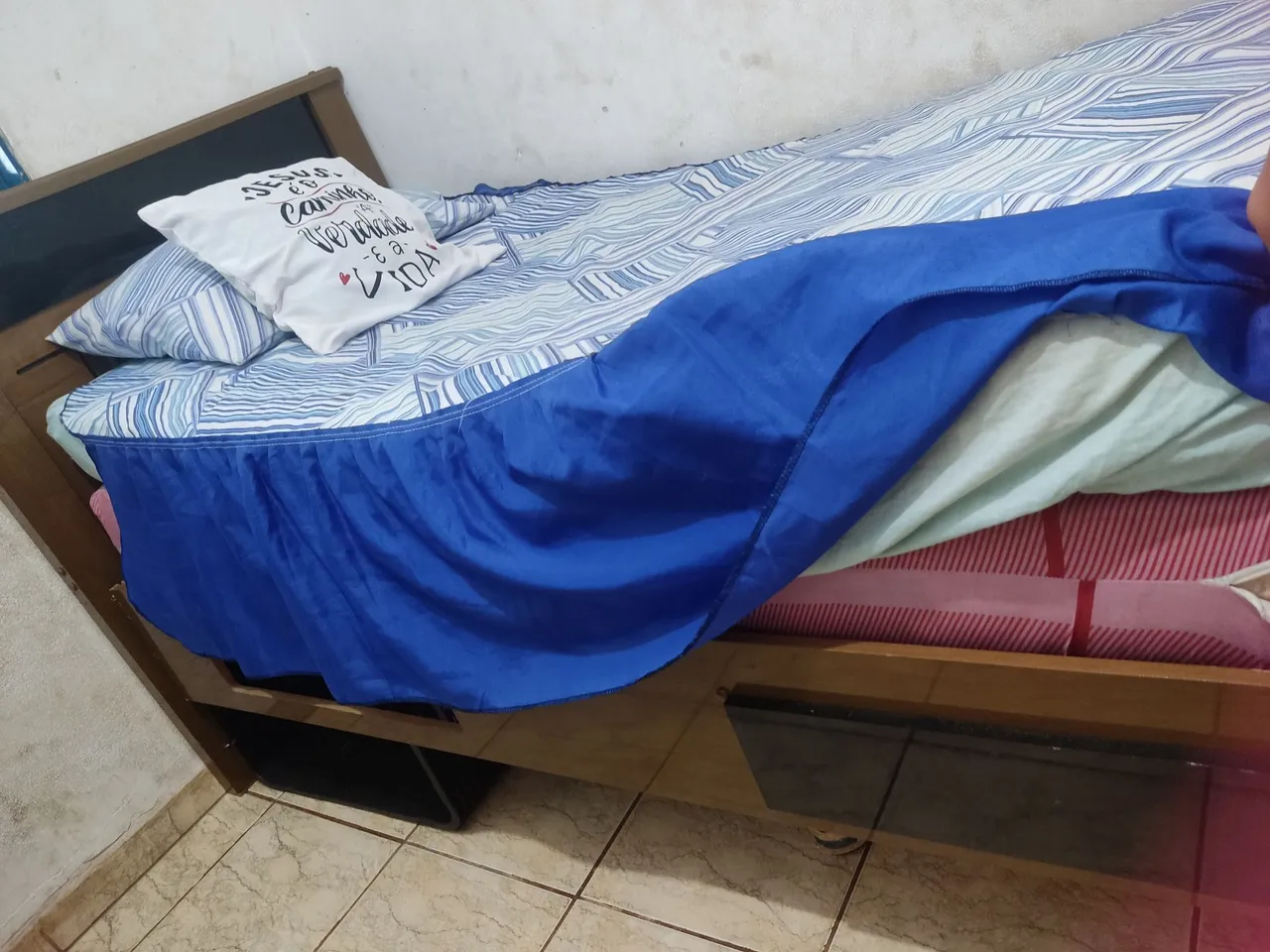 Doando Cama De Solteiro