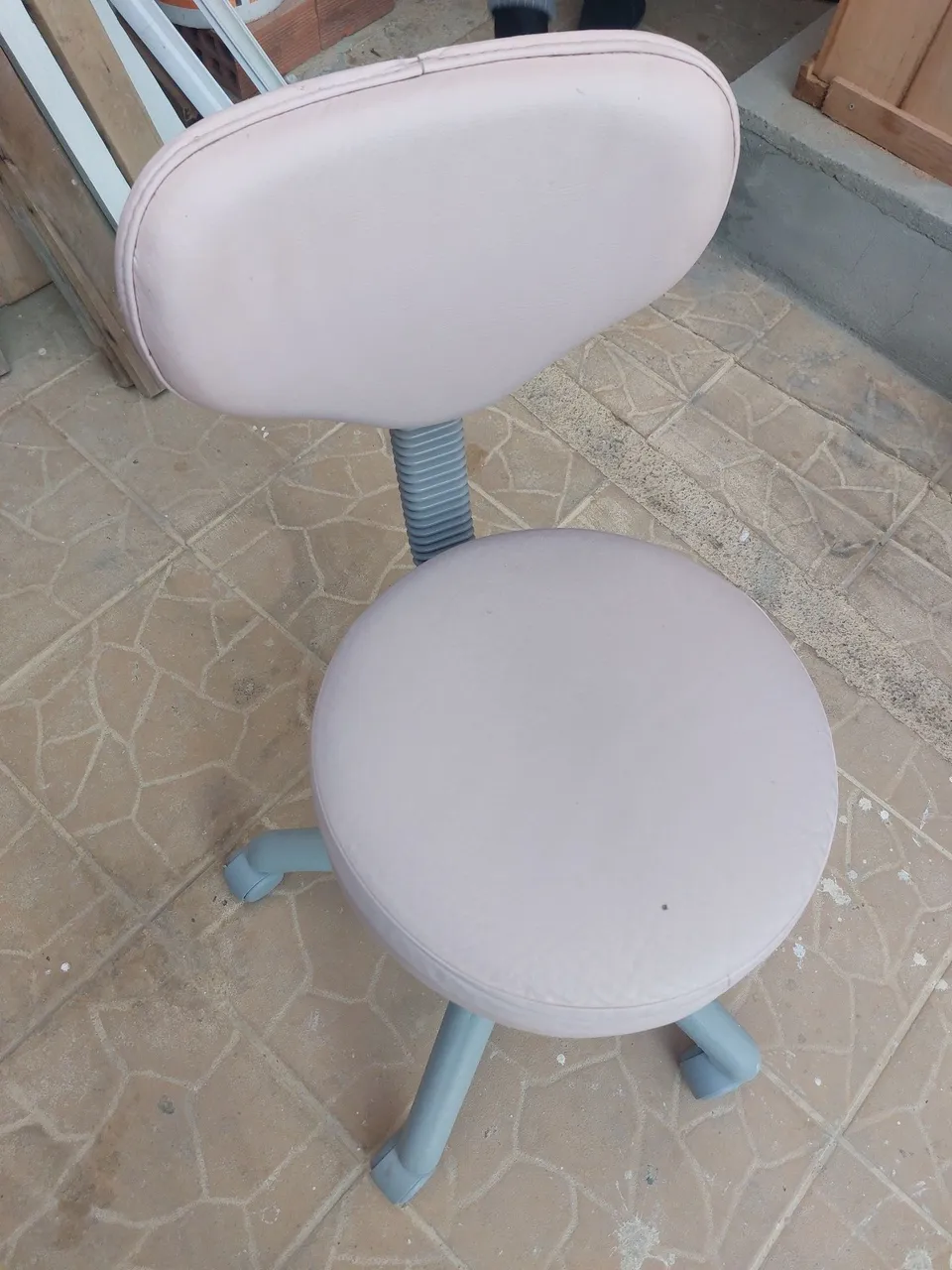 Cadeira mocho rosa e cinza