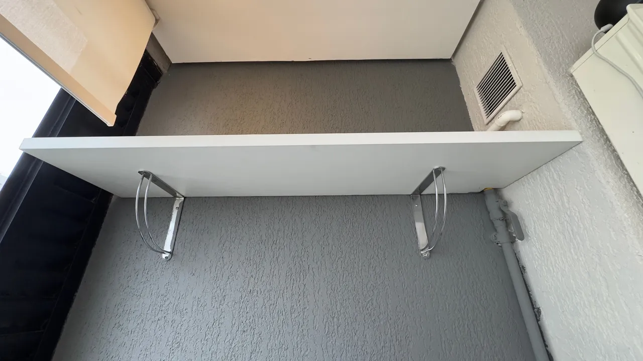Prateleira de parede com suporte em aço