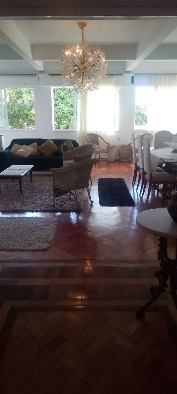 Copacabana, três quartos sendo um suite.