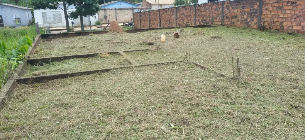 Terreno 10x30m no Aeroclube - Porto Velho, fundação pronta e ipê amarelo na frente!
