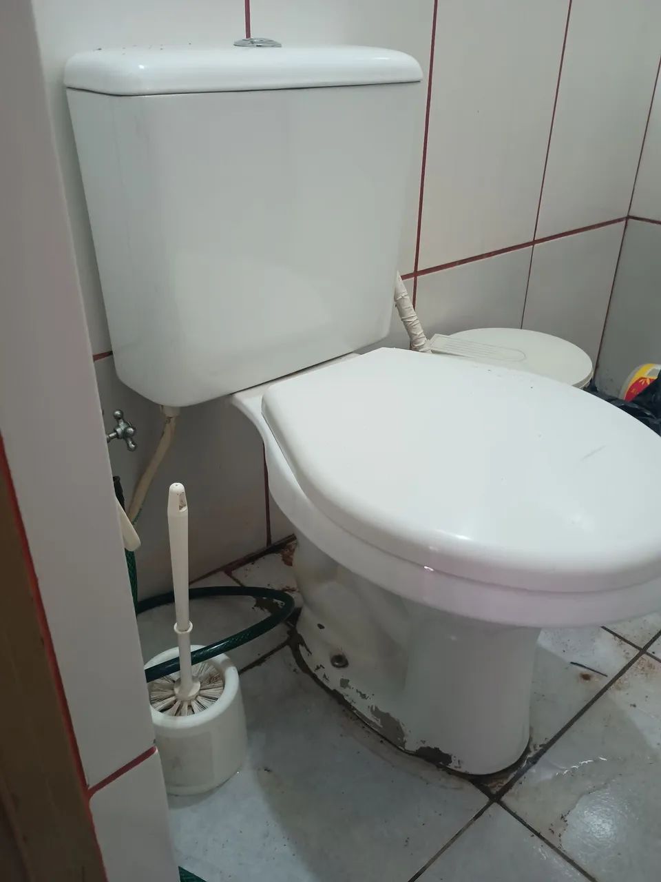 Pia e vaso sanitário brancos  - Foto 3