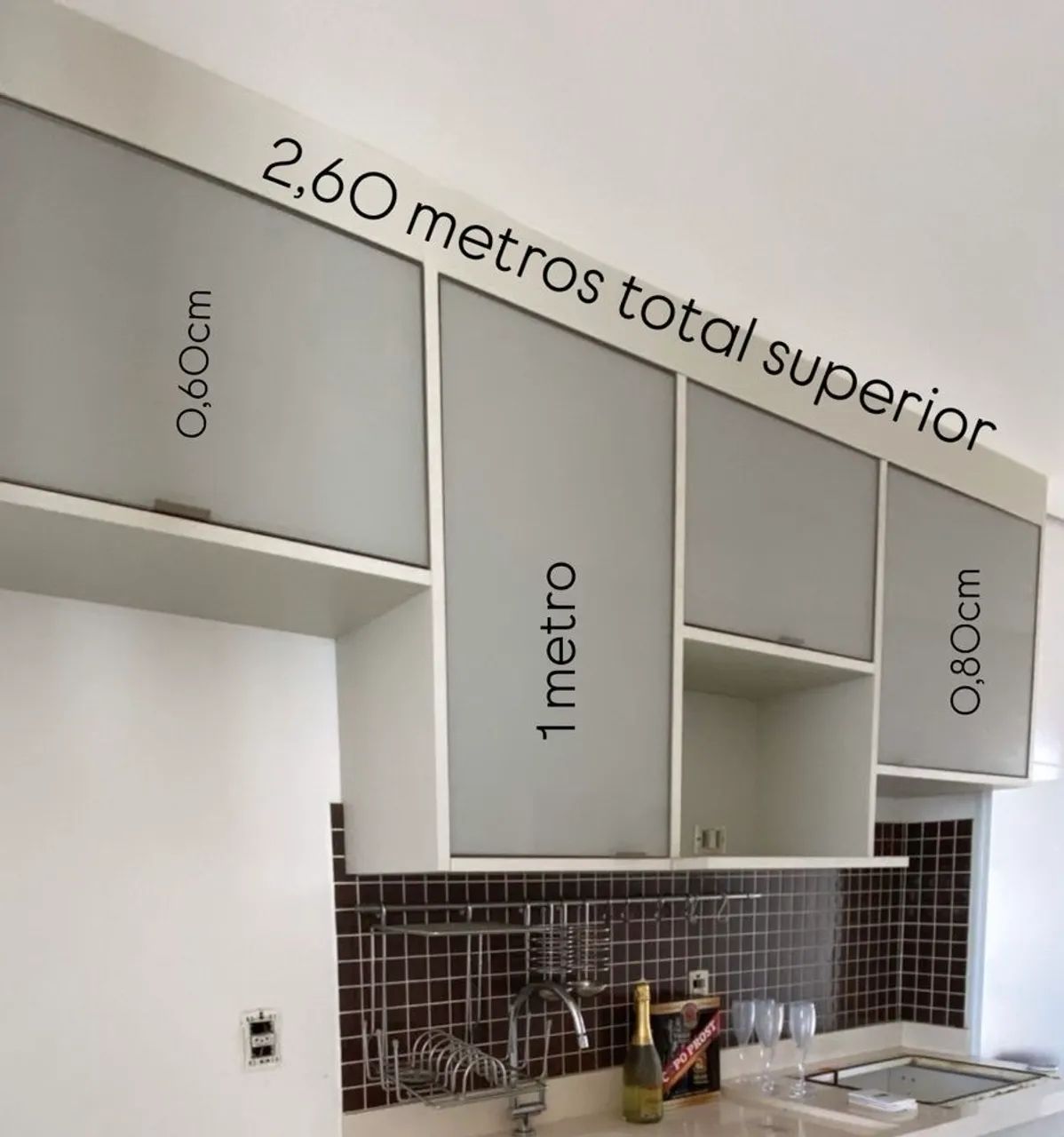 Armário de cozinha com porta de vidro 