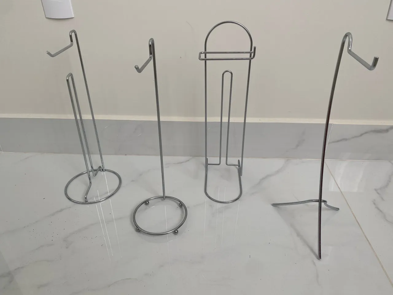 04 unidades de Porta papel higiênico de chão aço inox cromado em ótimo estado