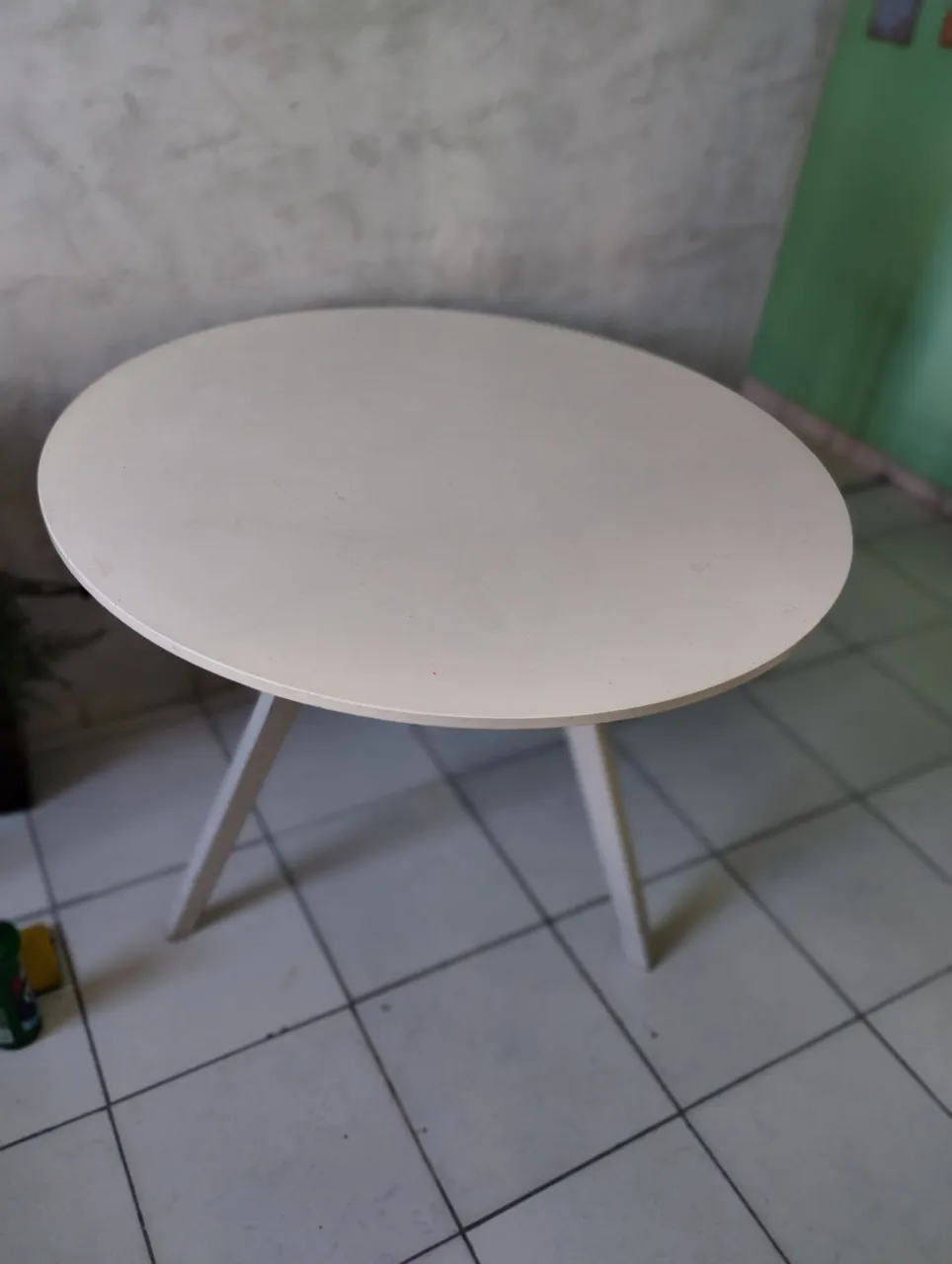 Mesa redonda branca com design moderno