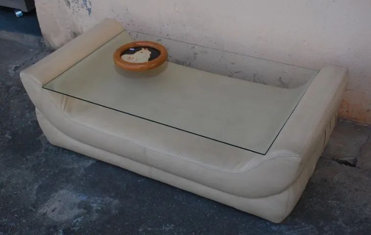 mesa centro corino e vidro anos 80 revisteiro linda peça - Foto 4