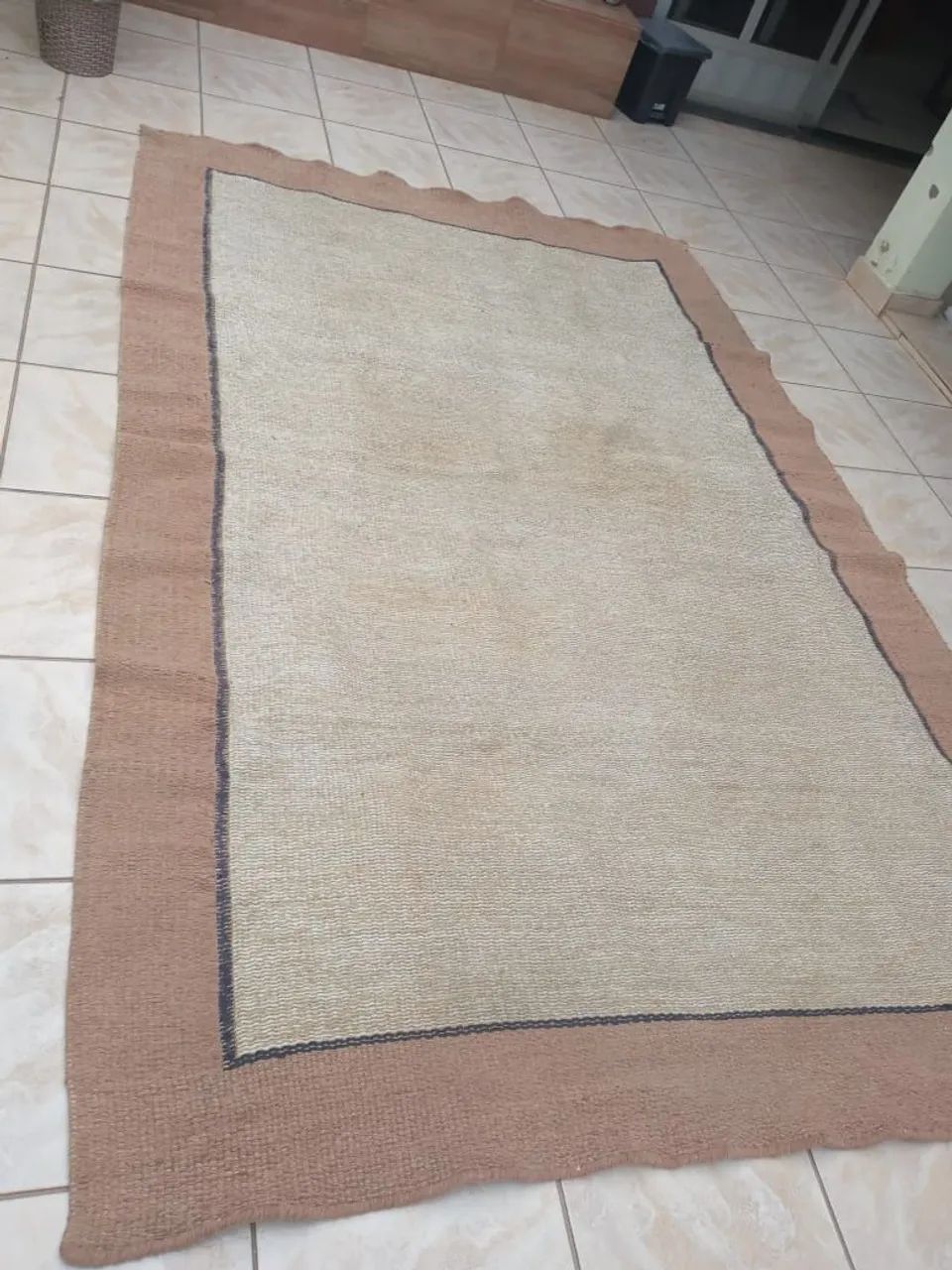 Tapete de juta bege com detalhes em marrom