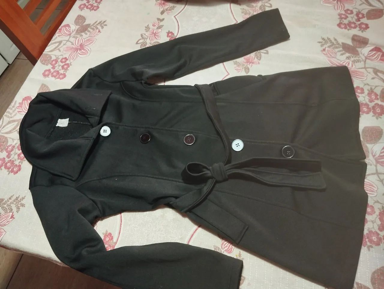 Casaco feminino preto com cinto