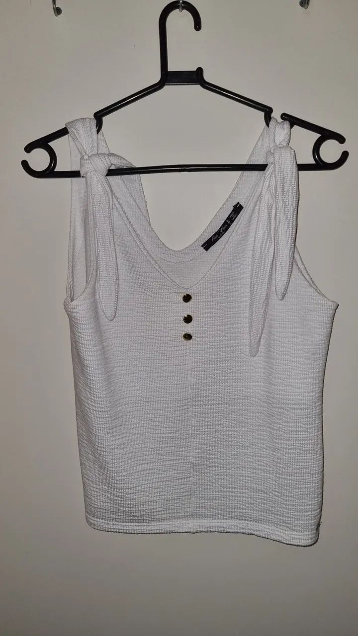 Blusa branca com botões e laços