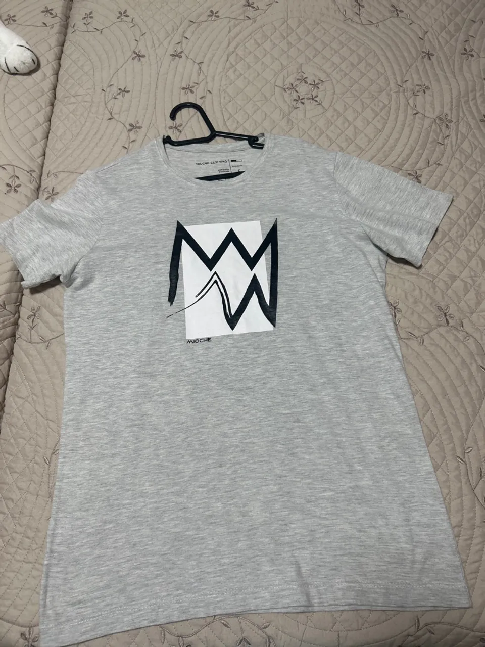 Camiseta Cinza com Estampa Moderna MIOCHE