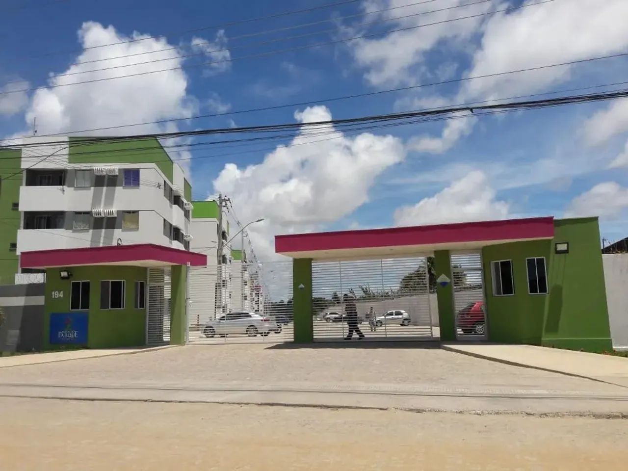 Vendo apto 2/4 em condomínio fechado com varanda