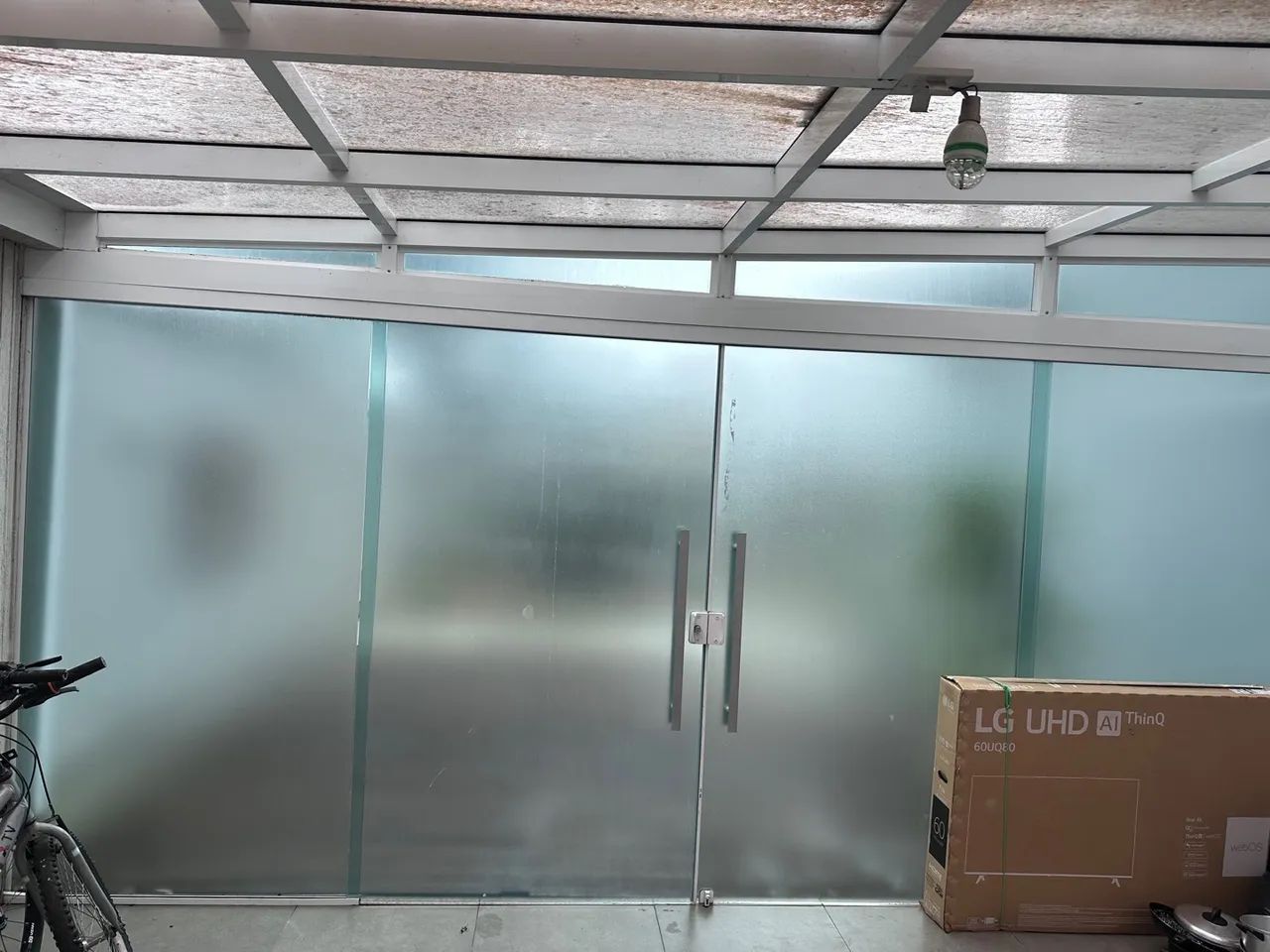 Área externa com cobertura de vidro e alumínio - Foto 3