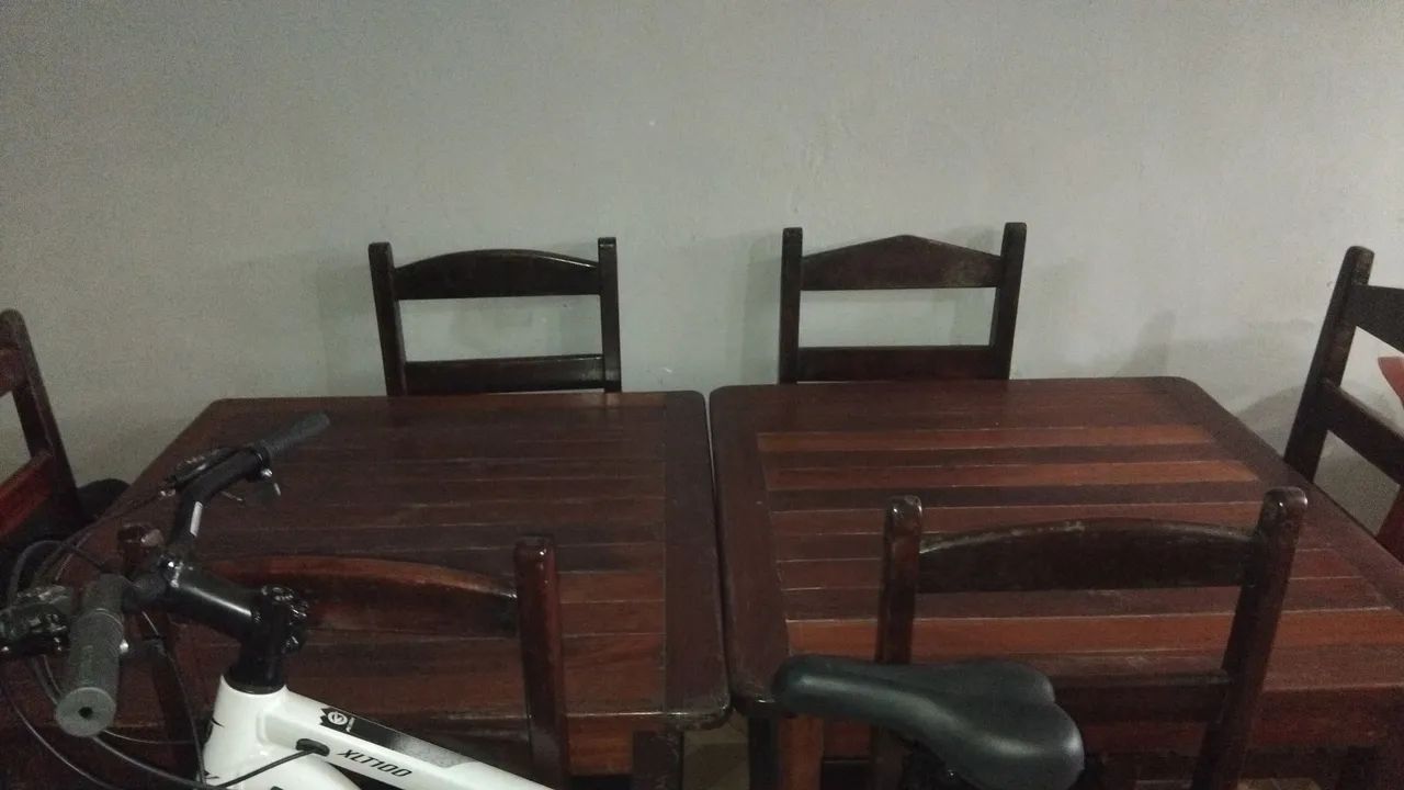 Mesa de madeira com 6 cadeiras ideal para restaurante 