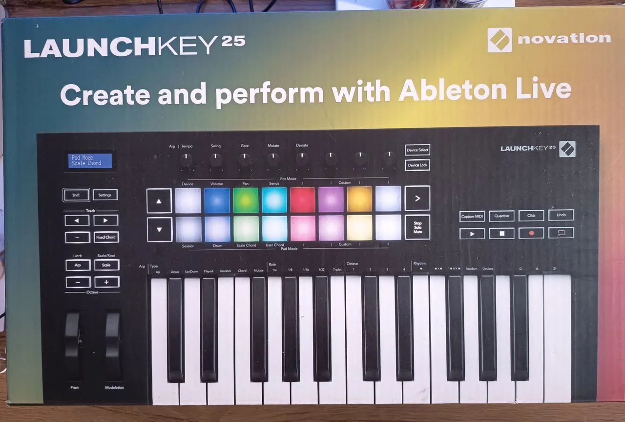 Novation Launchkey25 na caixa pouco uso.