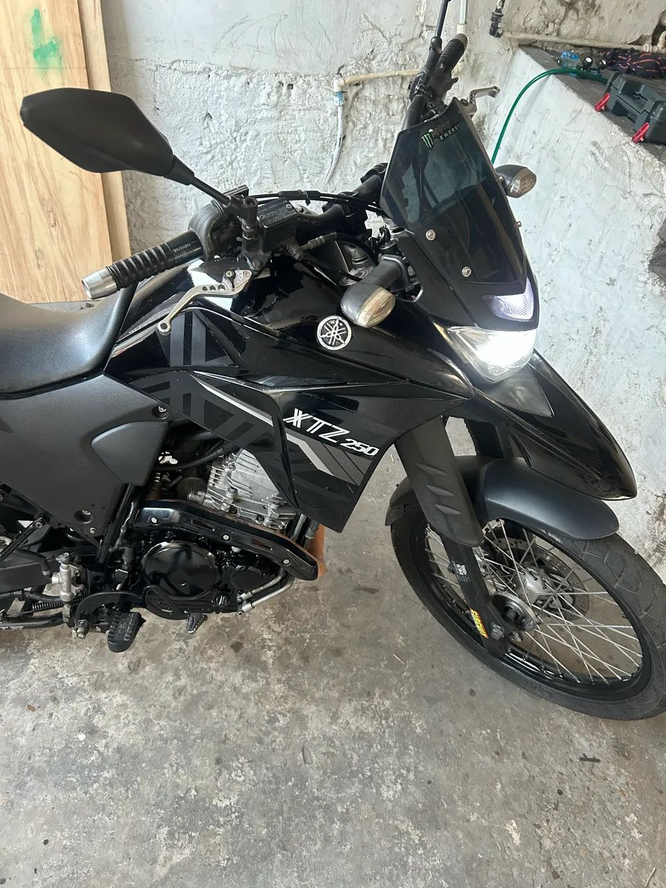 Lander 250 preta 