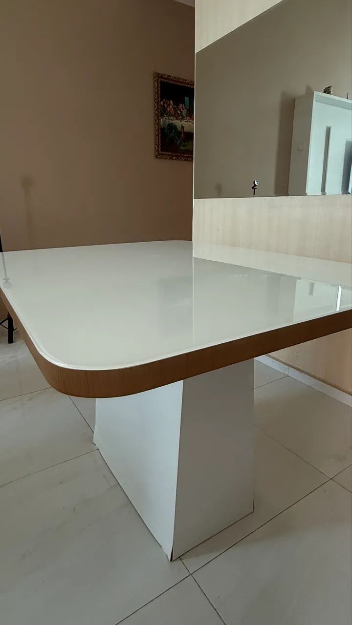 Mesa de jantar para 4 lugares com tampo de vidro [SEM CADEIRAS]