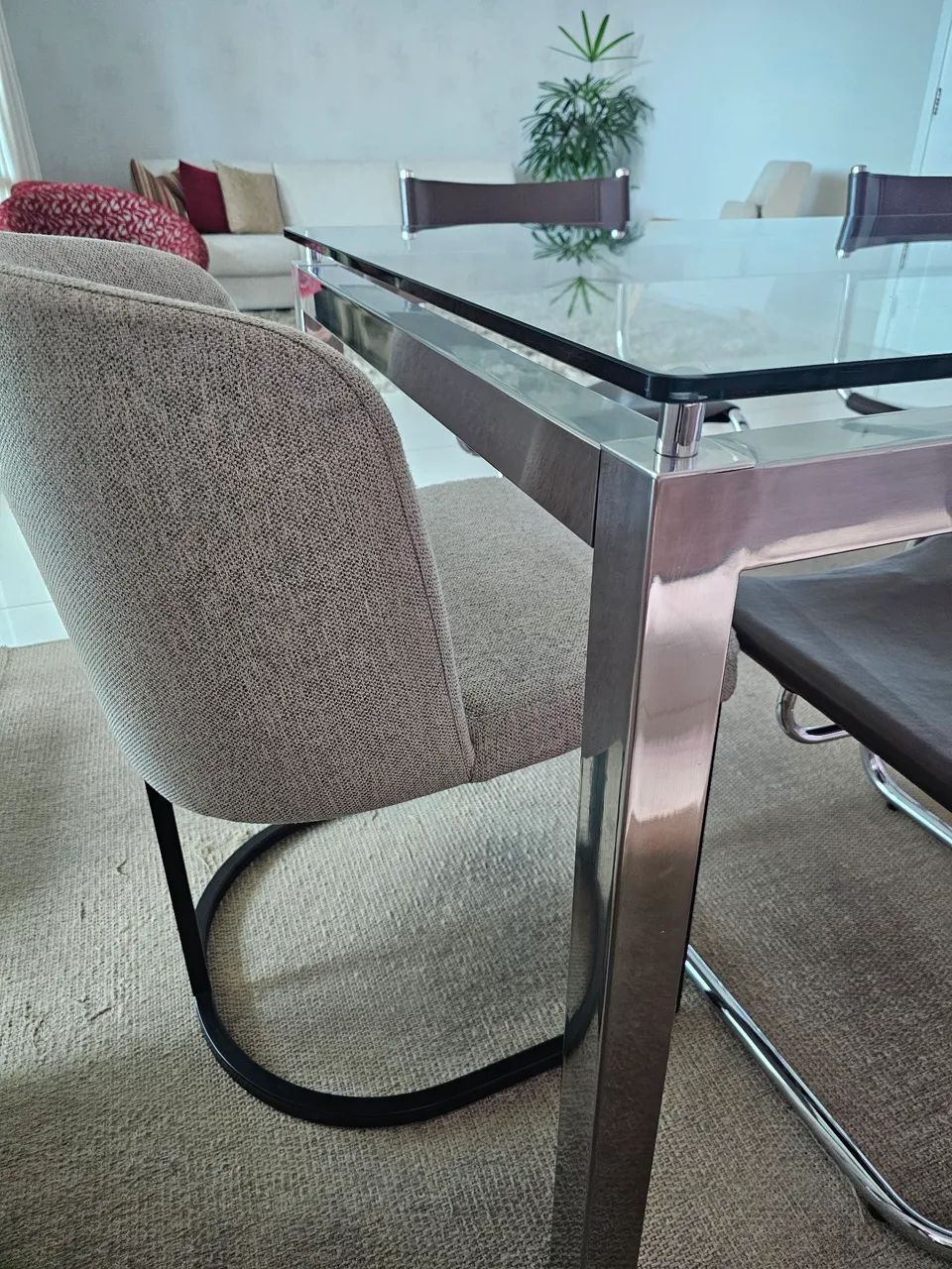 Mesa de jantar com cadeiras e poltronas - Foto 3