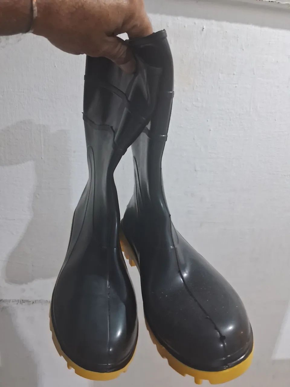 Vendo botas e capacete  pra obras e serviços.  - Foto 3