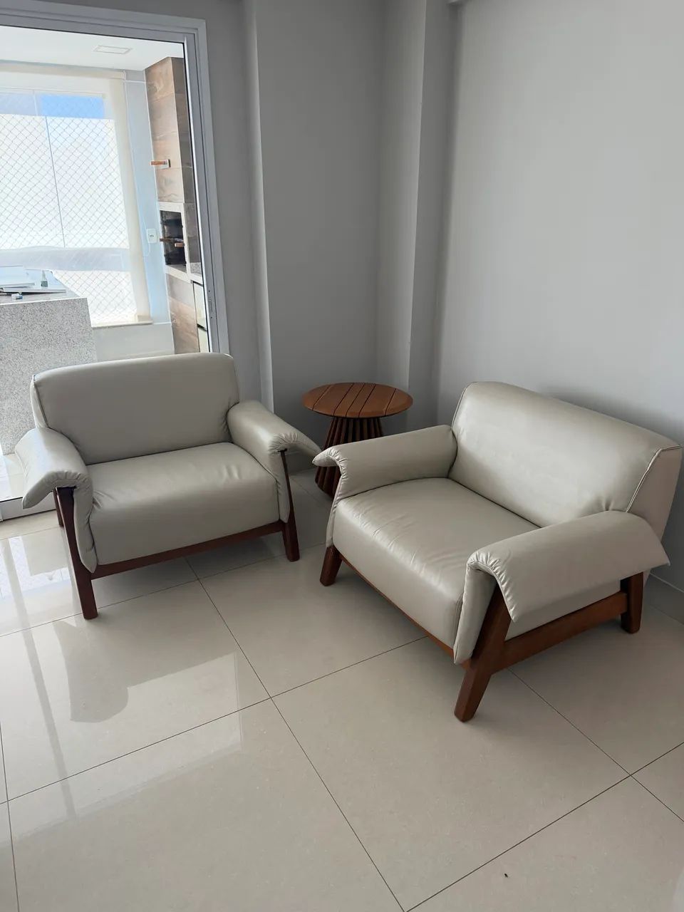 Jogo de poltronas e mesa lateral  - Foto 2