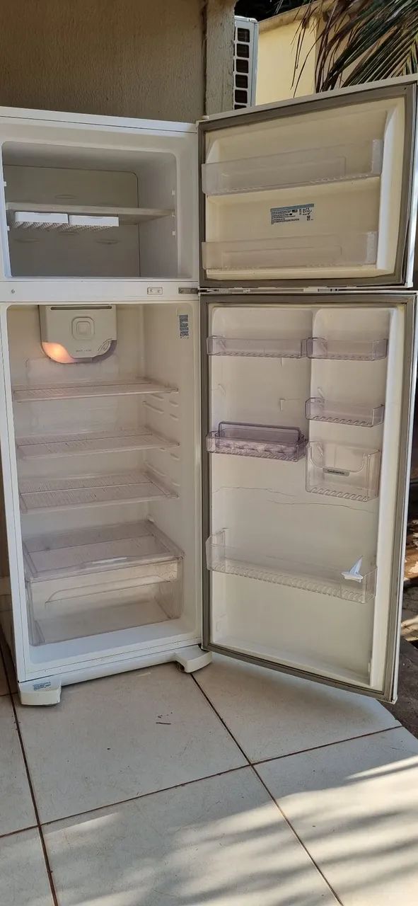Vendo Geladeira Eletrolux Dc 49 - Foto 2