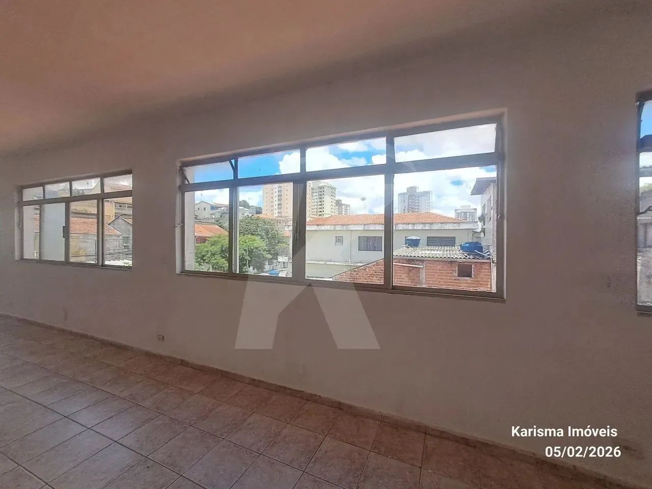 Salão medindo 110 m² com 2 banheiros. - Foto 4