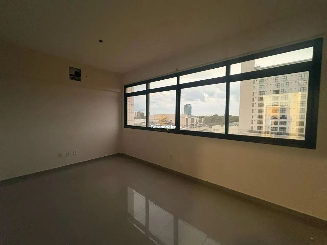 Sala comercial 38m² com banheiro - Centro