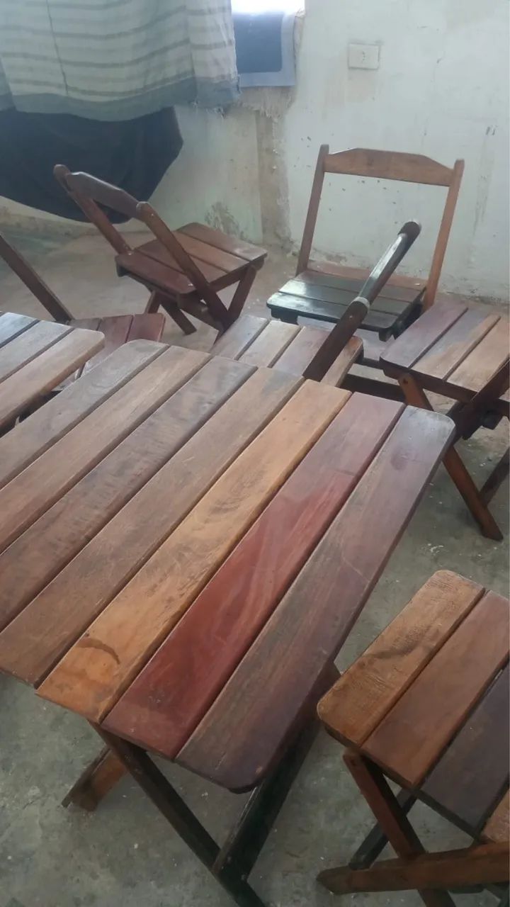Dois jogos de mesa e calçadeiras madeira  - Foto 2