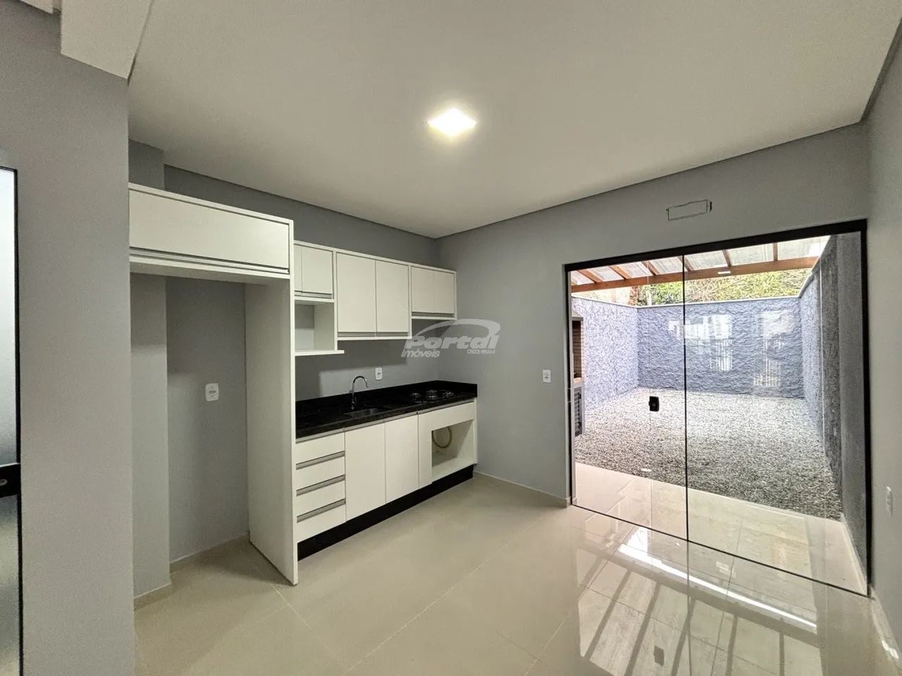 Sobrado com 70m², o imóvel conta com: 02 dormitórios, sala de estar, cozinha com móveis so - Foto 2