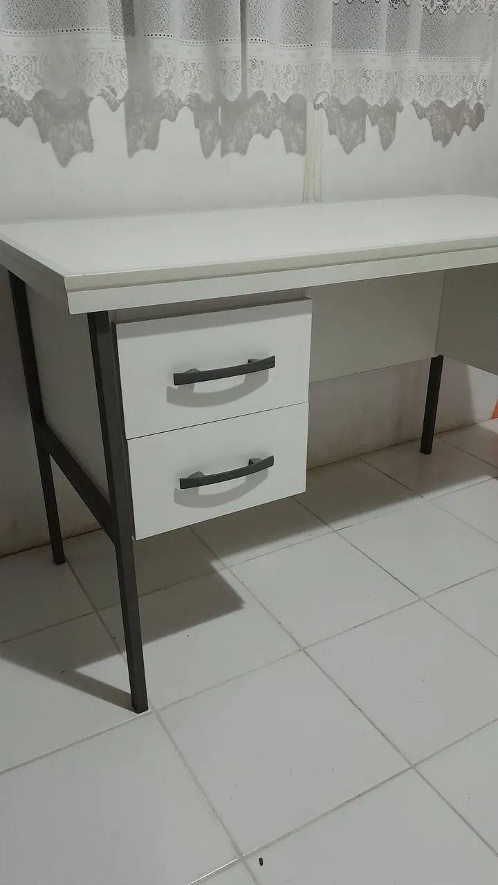 Vendo mesa de escritório em MDF e ferro. - Foto 2