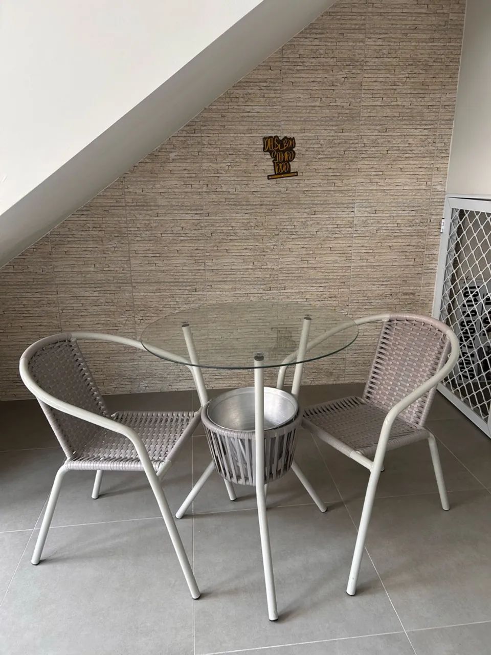 Mesa com cadeiras área externa 