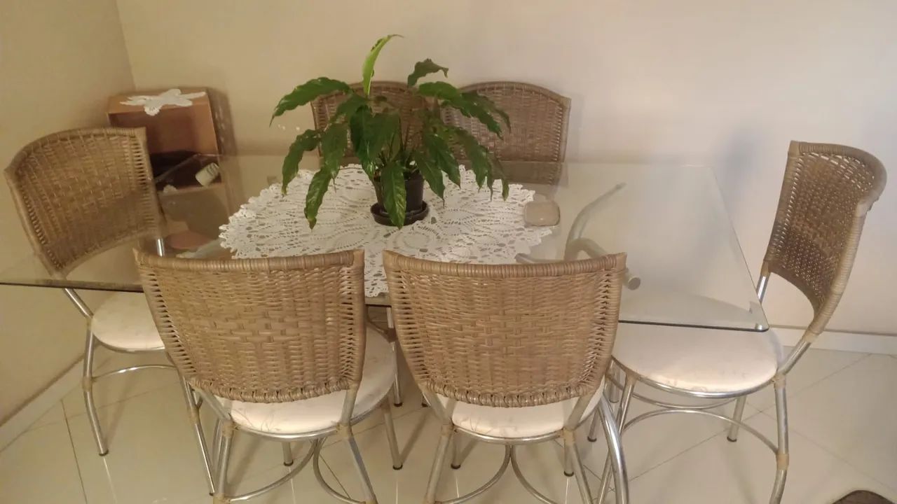 Mesa com 6 cadeiras tampo de vidro