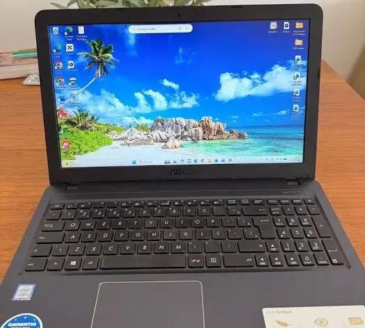 Vivobook Asus i5 8g 256ssd *
